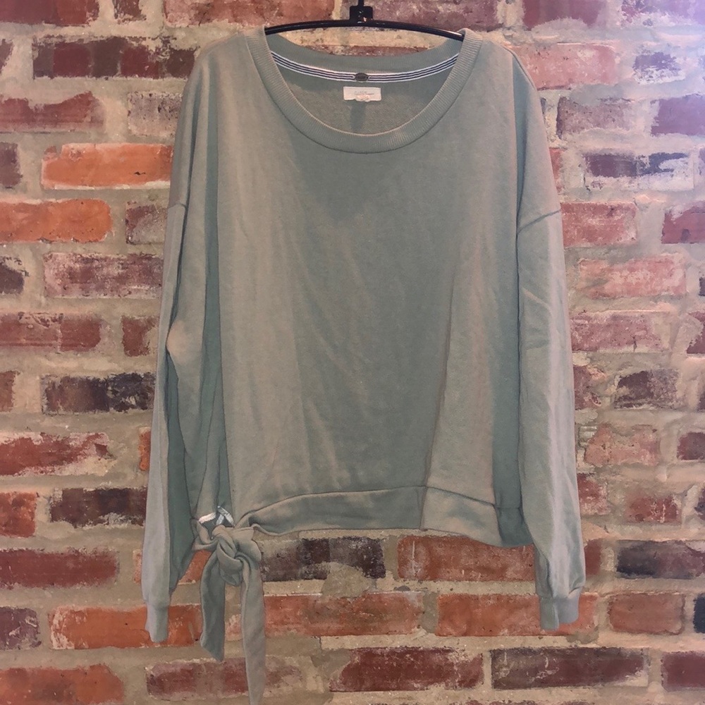 Green **Cropped** sweatshirt with cute tie detail.